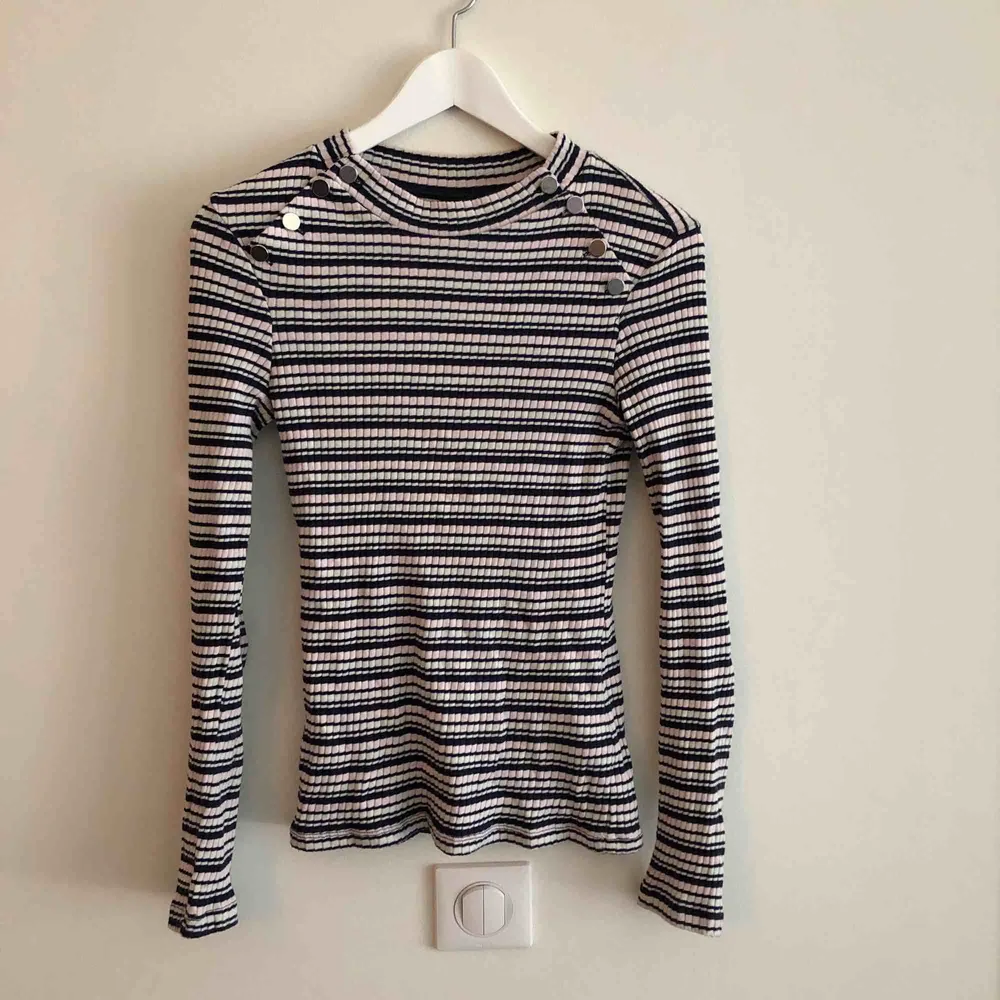 Randig tröja från Gina, använd ett par gånger. I nyskick  Kan mötas i Göteborg eller skicka mot kostnad. Tröjor & Koftor.