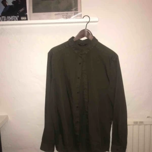  - Snygg olivgrön neuw skjorta! Nypris 799 