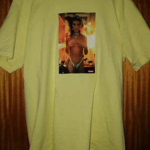  - Supreme som jag ej använder längre 9/10 cond, använd ett fåtal gånger, inga fläckar osv på tröjan 