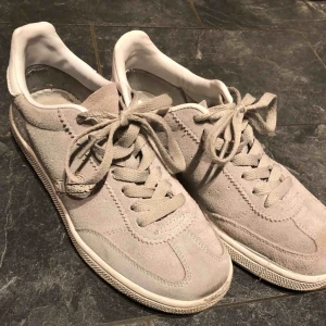  - Gråa Ellesse sneakers. 150kr inklusive frakt! 