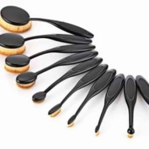  - Set med 10 st ovalborstar! Ovalborstens vinklade & flexibla handtag jämnar ut alla typer av produkter, flytande samt fasta och ger ett jämnt resultat. Vanliga borstar saknar flexibiliteten och ovalborstarnas form vilket ej ger ett lika naturligt resultat.