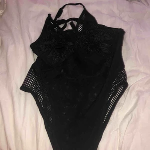  - Fin spets body med 2 rosor från hm, knappt använd då jag inte tycker om modellen