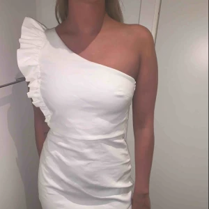  - Klänning från zara, aldrig använd  Köparen står för frakten
