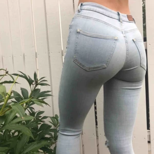  - Ljusblåa ripped jeans! Två hål på knäna. Frakt tillkommer:)