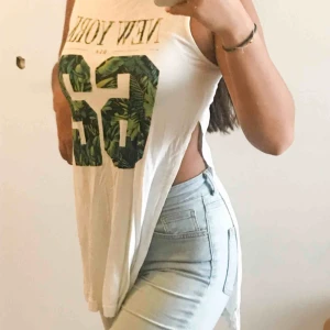  - Jätte fin topp till tillfällen som festivaler eller sommarkvällar. Den framhäver former man egentligen inte har ☺️. 