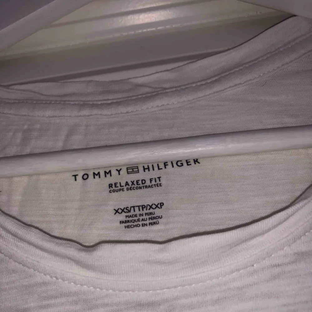 Superfin Tommy Hilfiger tröja som säljes då den tyvärr är för liten, är vanligtvis S-M! Tar betalning via swish och fraktar mot betalning . Skjortor.