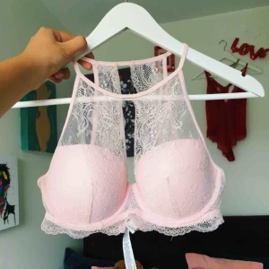  - Bh storlek 75C med ilägg utan skulle jag mer säga en D Kommer ifrån ett rökfritt och djurfritt hem 💖