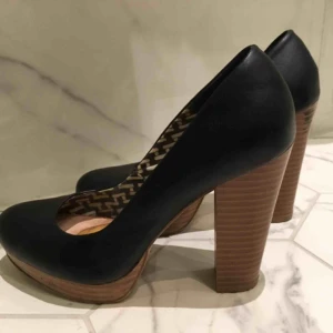  - Snygga pumps strl 39.  Platå och bred klack gör skon otroligt bekväm att gå i. Använda men i fint skick!    