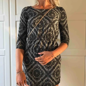  - Söt klänning från H&M, aldrig använd med lappar kvar. Nypris 149. Strl 34. Fickor och resår i midjan 🕺🏼Frakt 36kr.