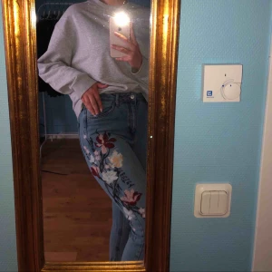  - Skitcoola momjeans från topshop. Säljer pga för liten. 