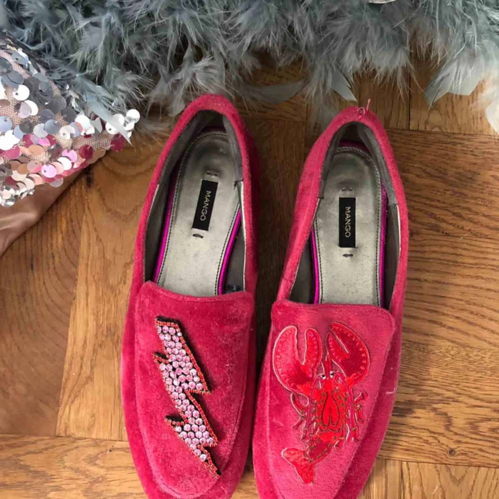 Världens snyggaste skor som jag köpte trots att de va försmå för mig. Rosa sammets loafers med blixt detalj i stenar på ena skon och en kräfta (?) på andra skon. Knappt använda 💋. Skor.