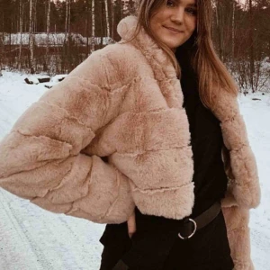  - Kroppad mjuk jacka från Linn Ahlborgs kollektion med nakd förra året. Nypris 1200kr Frakt kan tillkomma