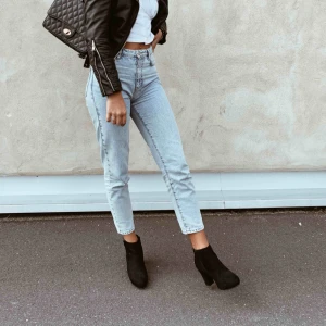  - Riktigt snygga klackar i mattsvart, cirka 4 cm höga och frakt tillkommer!