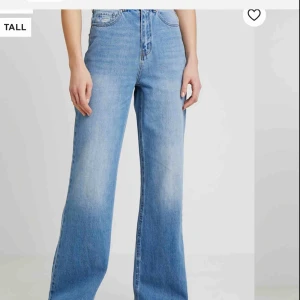  - Blåa flared jeans från Vero Moda köpta på Zalando i juni. Storleken är W 25 och L 36,  låter väldigt långt men tyckte att dom satt snyggt på mig och jag brukar ha 25x32⚡️priset går att diskutera. Köparen står för frakten 🤩🥰