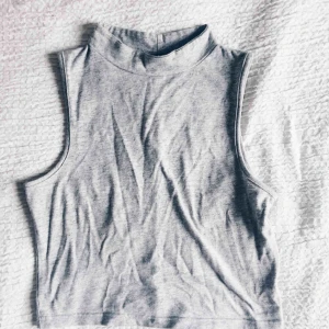  - Snygg grå crop med hög halsringning