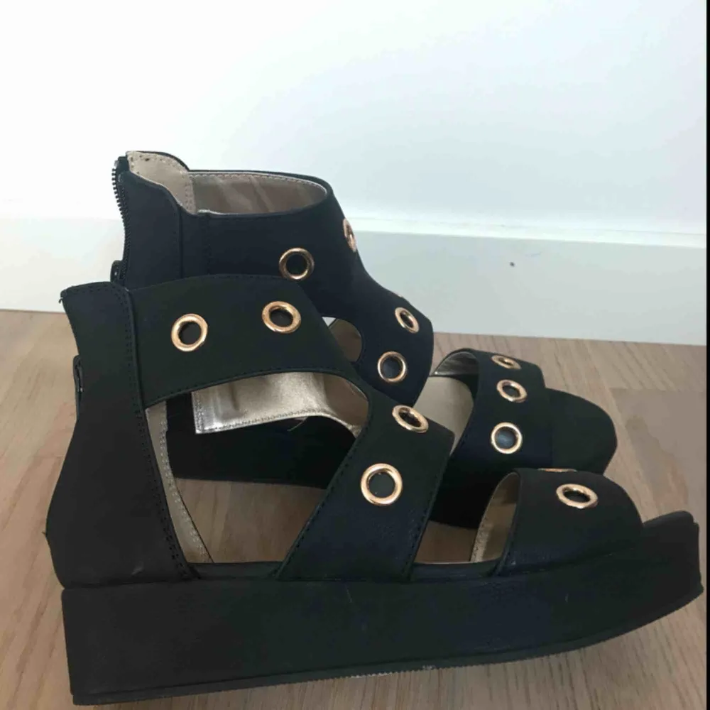 Svarta skor med platåklack använd runt 2 gånger, storlek 34. Original priset är 349 kr (; köparen står för frakt. Skor.
