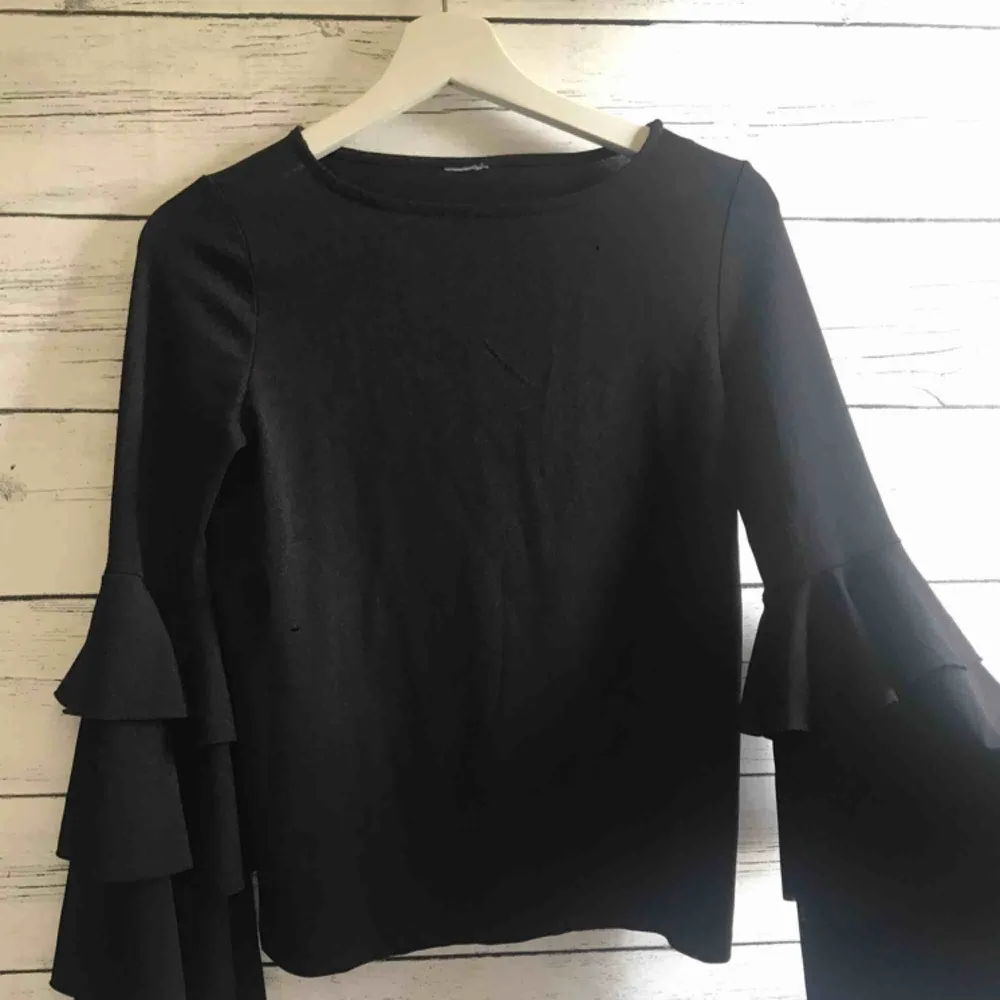 En härlig svart fallande långärmad tröja med vida ärmar! Kommer från Gina Tricot och har använts sparsamt, köparen står för frakt 25kr😊. Tröjor & Koftor.