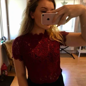  - Vinröd spets t-shirt ifrån Zara✨ säljs inte längre och en mycket populär modell! Funkar till vardag och fest! 🤪