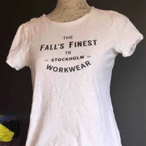  - Säljer min favorit t-shirt nu då den inte kommer till användning längre är stor i storlek så en S mer jätte fint skick 