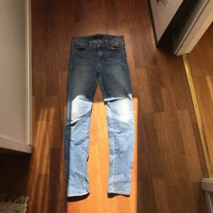  - Jeans från j Brand i färgen comet. Sparsamt använda och är i storleken 14. Skulle förmodligen passa w.26-28