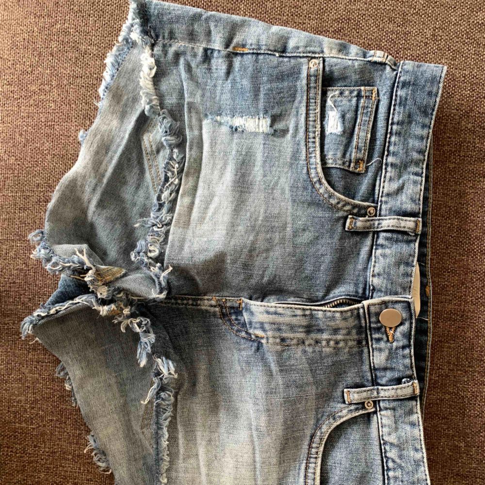 Jeansshorts från H&M Schyssta detaljer och knappt använda. Shorts.