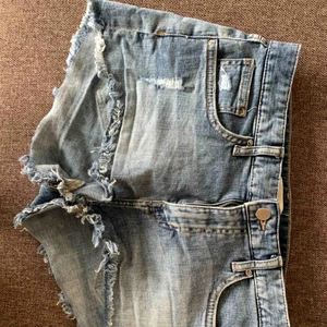  - Jeansshorts från H&M Schyssta detaljer och knappt använda