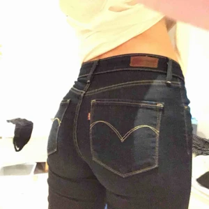  - Knappt använda Levi’s jeans, snygg mörkblå färg. Stretchiga i tyget och modell ”demi curve” och 27 i midjan. Sitter väldigt snyggt över rumpa och lår. Kan skicka fler bilder om det behövs 🌞