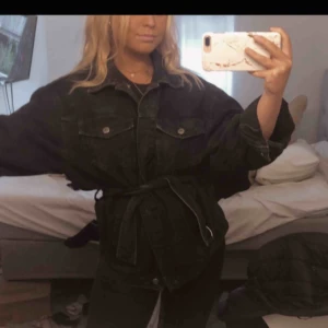  - Svart oversized jeansjacka från zara i bra skick. Köparen står för frakten! 