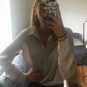  - Snygg blus från Cubus! Aldrig använd. Väldigt lång egentligen som ni kan se, men det är bara att vika in i byxorna om man hellre vill ha den så👍🏼 köparen står för 40kr frakt