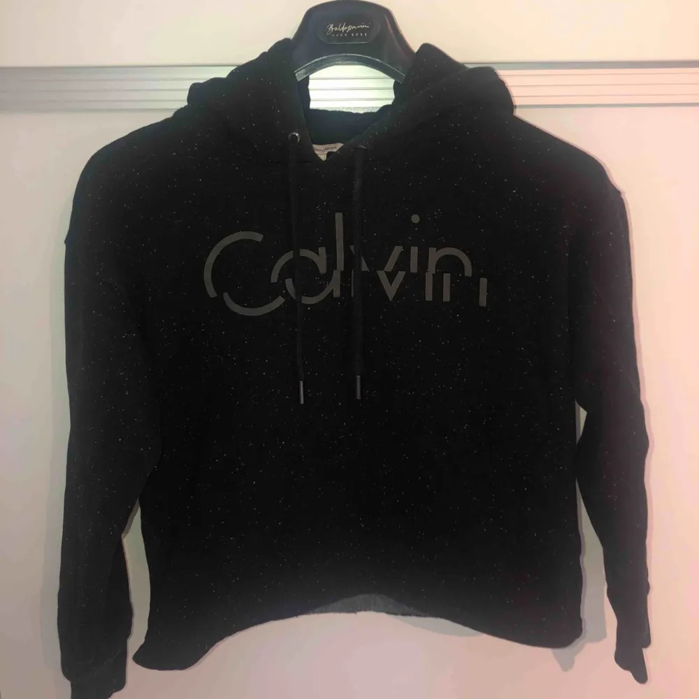 Calvin klein hoodie i storlek S, svart med vita småsmå prickar på lite rymdinspirerad. Hoodies.