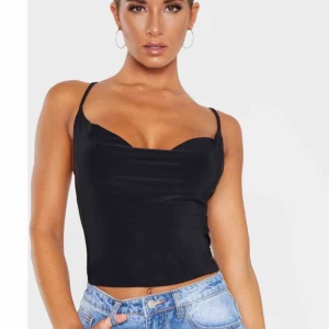  - Snyggaste festtoppen från prettylittlething som är helt ny! Skickar gärna fler bilder på den:)