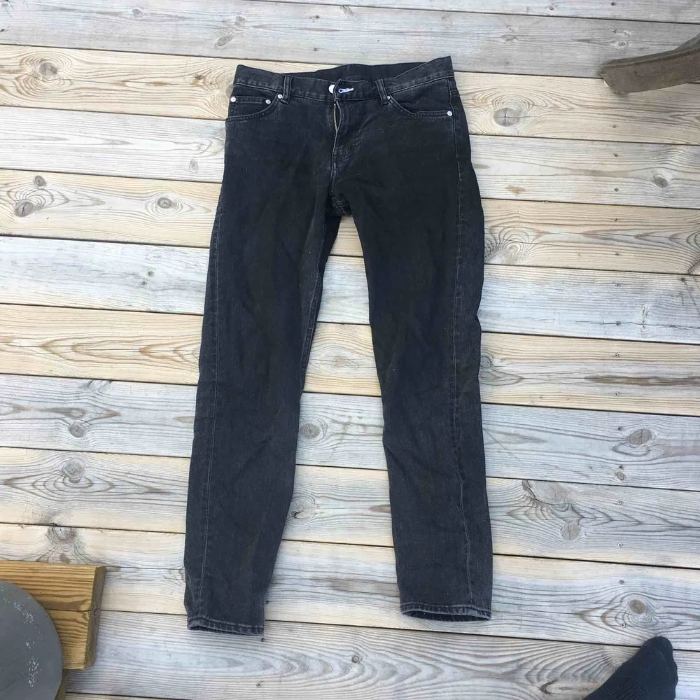 Svarta weekday jeans. Har används men ser nästan helt nya ut. Kan fraktas eller mötas i Stockholm . Jeans & Byxor.