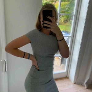  - Superfin stretchig klänning, köpt på madlady för många år sedan. Mycket stretchig så kan passa en XS-M. Använd 2 ggr. Frakt 36kr