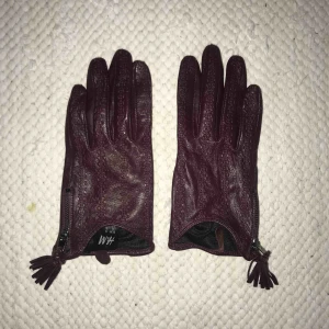  - Läderhandskar i färgen burgundy i stl. S från H&M