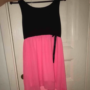  - Rosa och svart med rosettdetalj. Längre i bak. Ink frakt