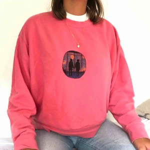  - Sweatshirt från Weekday med custom made tryck på framsidan med textilpennor. Storlek S sparsamt använd, frakt tillkommer🎈