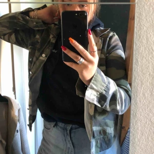  - Jacka från Gina Tricot i snyggt militärtyg