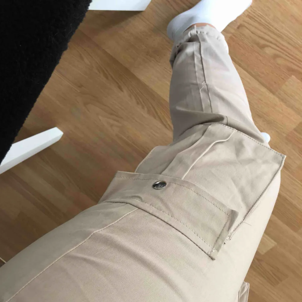 Helt nya cargobyxor från Madlady i färgen Corporal Babe Beige. Råkade beställa 2 av samma storlek så säljer därför 1 par. Nypris är 499. Köparen står för frakt😊. Jeans & Byxor.