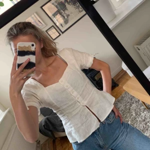  - Linnetopp använd 1 gång, köpt på Chiquelle!! Tyvärr sitter den dåligt på mig som är en XS då tröjan är storlek S. Underbar tröja!! Säljer för 80kr + 42kr frakt.