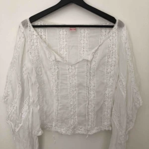  - Snygg somrig blus från märket Nolita. Blusen har jättefina stora ärmar. Använd väldigt få gånger. 