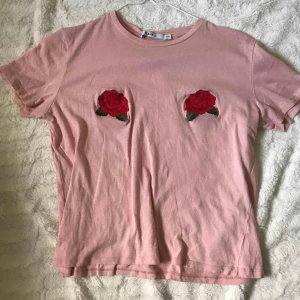  - T-shirt med rosor på brösten, ifrån na-kd Kika gärna in på min profil, har massor av annonser ute!