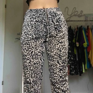  - Sköna mjukisbyxor i leopardmönster, passar XS/S. Fungerande dragsko i midjan. Köparen står för frakt.