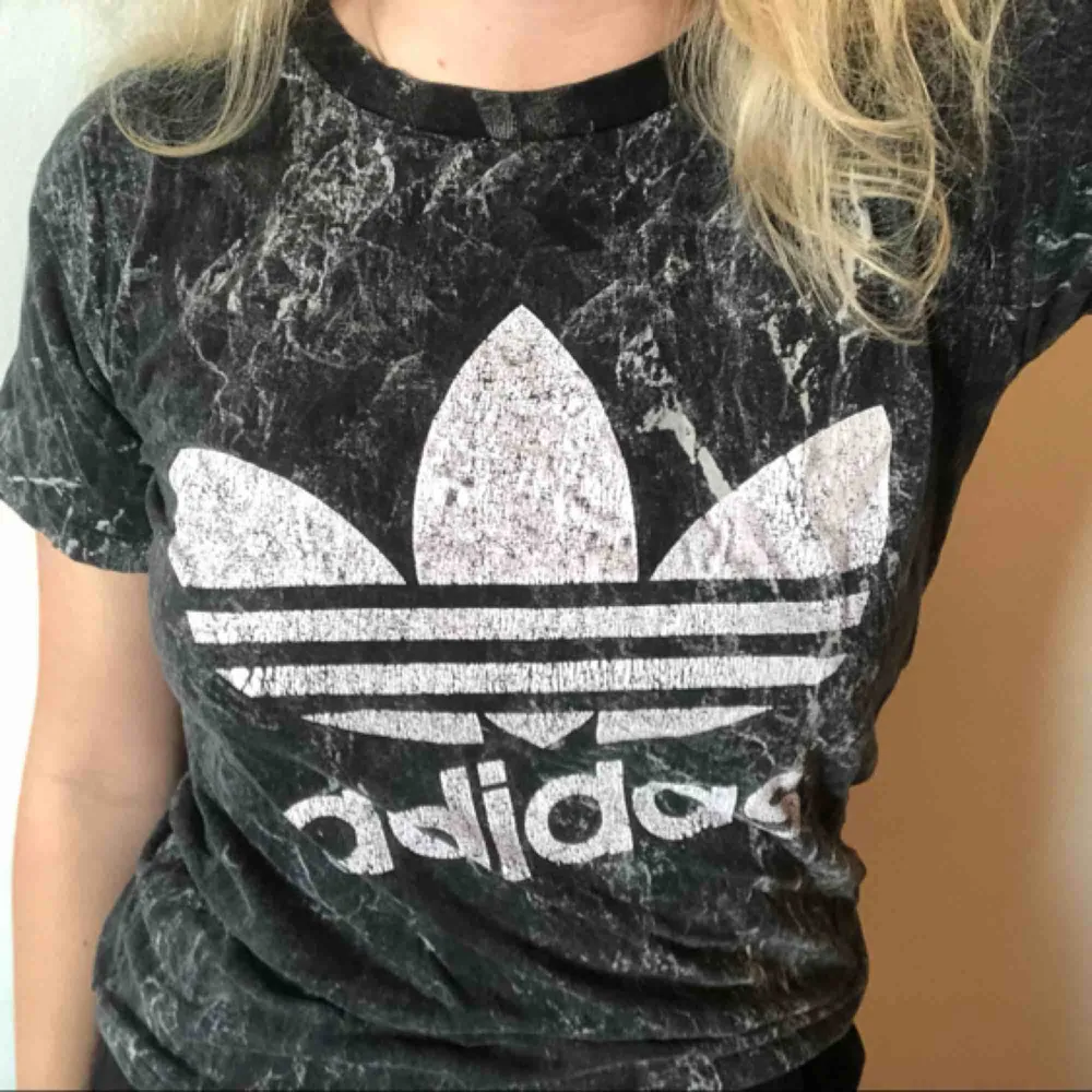 Svart marmor Adidas t-shirt! Bomullsmaterial. Inte sliten. :). T-shirts.