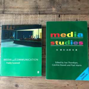 Kurslitteratur för media- och kommunikationsvetenskap.100kr styck eller 150 för båda. 🌸 ISBN: 978-1-4129-0269-4  ISBN: 978-0-7486-3784-3 🌸