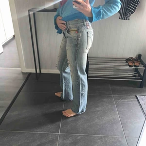  - Baggy jeans med slitningar från miss sixty. Bra skick. 