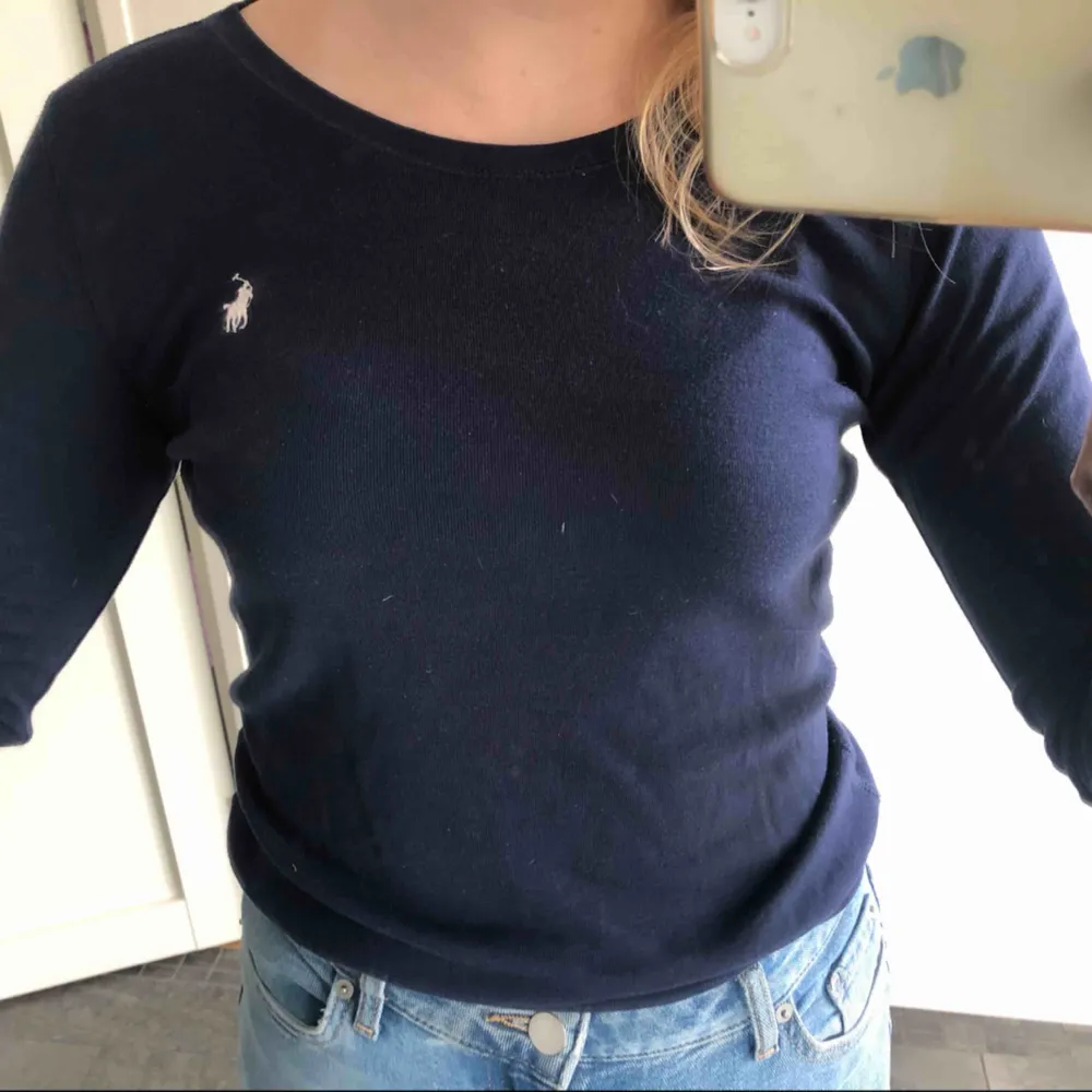 En mörkblå tröja från Ralph Lauren, köpt på Kidsbrandstore. Den är liten i storleken så den passar bra på mig som brukar ha S/M i tröjor. Der står att det är storlek L i tröjan. Kommer tyvärr inte till användning. Använd max 8 gånger.. Tröjor & Koftor.