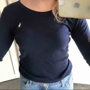  - En mörkblå tröja från Ralph Lauren, köpt på Kidsbrandstore. Den är liten i storleken så den passar bra på mig som brukar ha S/M i tröjor. Der står att det är storlek L i tröjan. Kommer tyvärr inte till användning. Använd max 8 gånger.