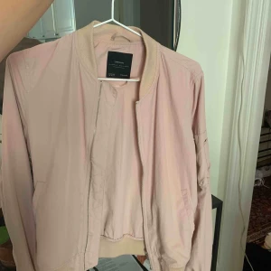  - Jacka från Zara. Väldigt tunn. Gammelrosa. 
