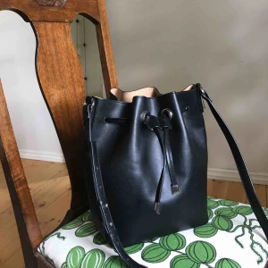  - Svart väska från Mango, nästan aldrig använd.