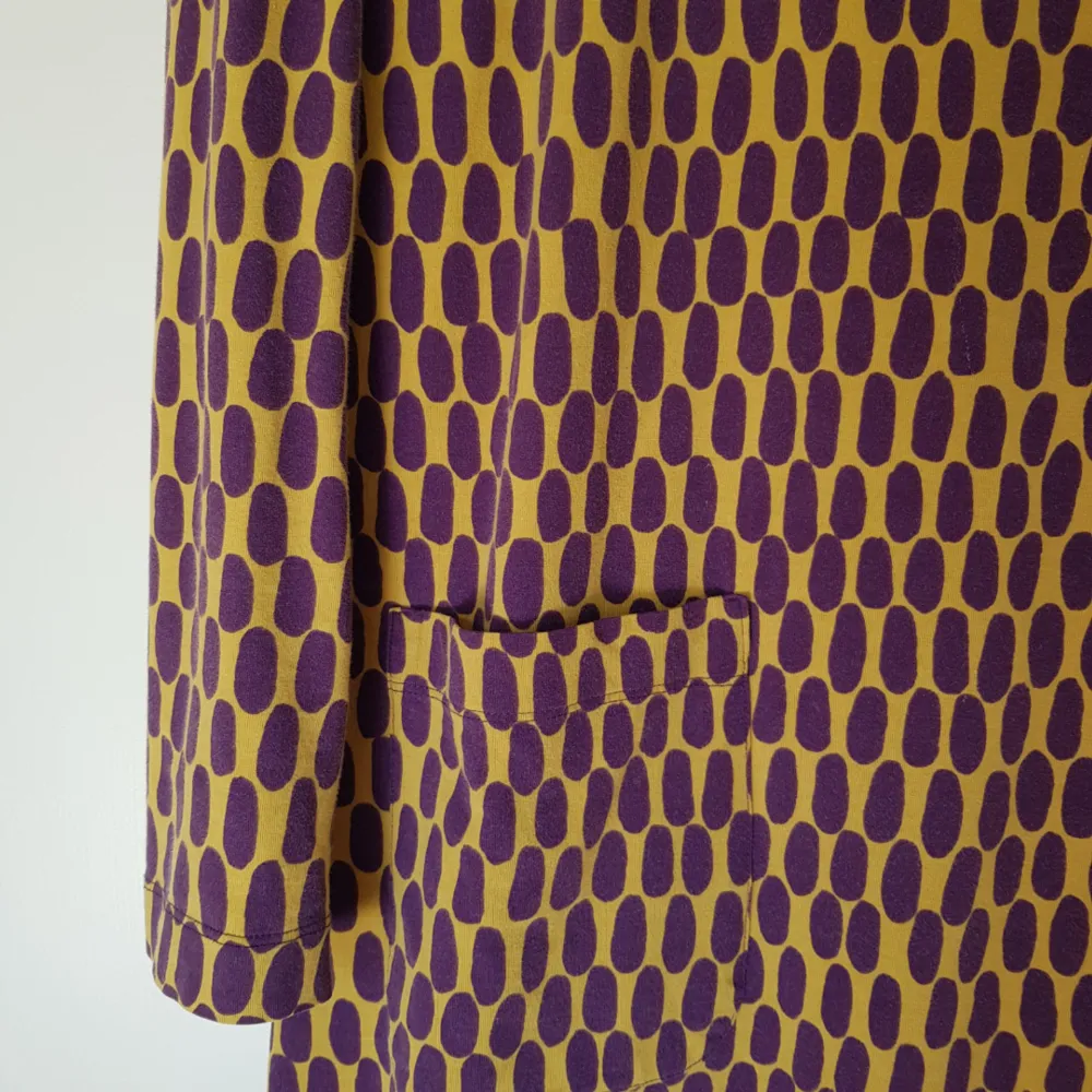 Lila-gul mönstrad klänning från Marimekko. Fickor på framsidan. Kan mötas i Uppsala, eller så står köparen för frakt.. Klänningar.